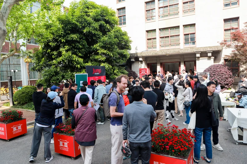 Participants continuing their conversations at Xuhui Campus.